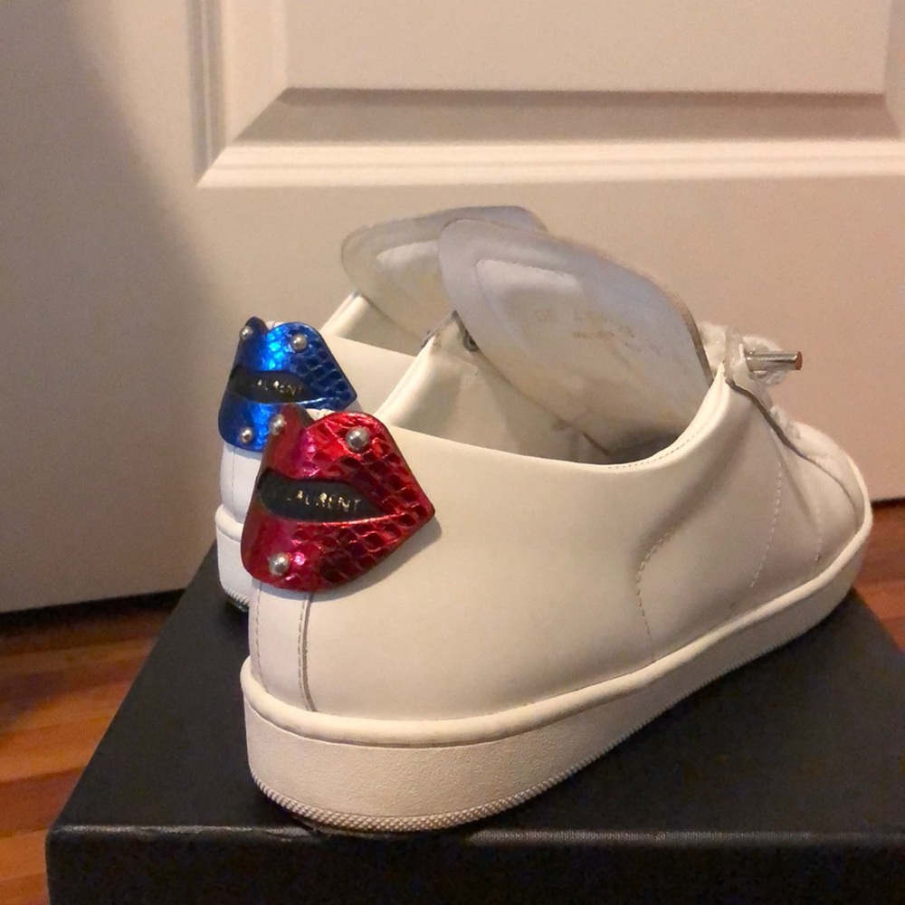 WMsz39 SL/01 Metallic Lips White Low-top Sneakers